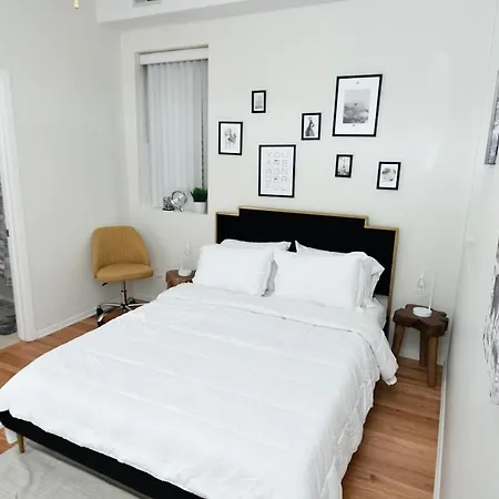 Wicker Park 2br Pad With Patio
