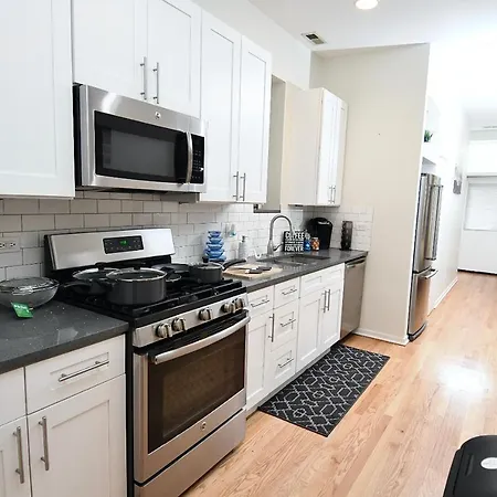 Wicker Park 2br Pad With Patio Chicago