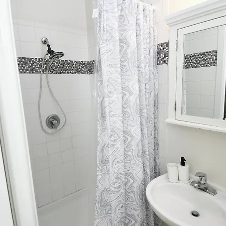 Wicker Park 2br Pad With Patio *