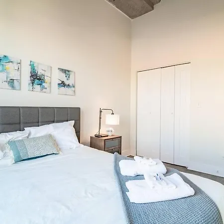 Charming 2br With Skyline View, Optional Parking & Gym Access Near Mccormick Place, Lakefront And Soldier Field