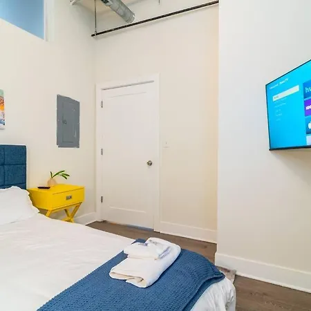 Charming 2br With Skyline View, Optional Parking & Gym Access Near Mccormick Place, Lakefront And Soldier Field Apartment