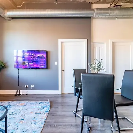 Charming 2br With Skyline View, Optional Parking & Gym Access Near Mccormick Place, Lakefront And Soldier Field * Chicago