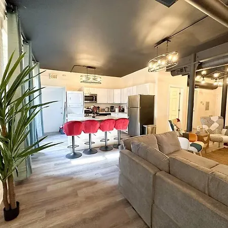 Family And Group Friendly 5br Spacious Unit With Pool Table And Optional Parking Near Mccormick Place And Soldier Field Apartment