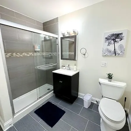 Family And Group Friendly 5br Spacious Unit With Pool Table And Optional Parking Near Mccormick Place And Soldier Field Chicago