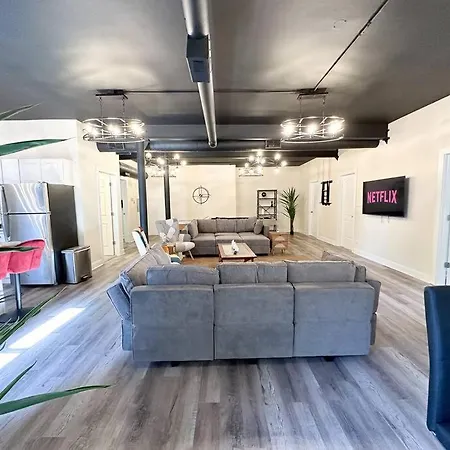 Family And Group Friendly 5br Spacious Unit With Pool Table And Optional Parking Near Mccormick Place And Soldier Field Apartment