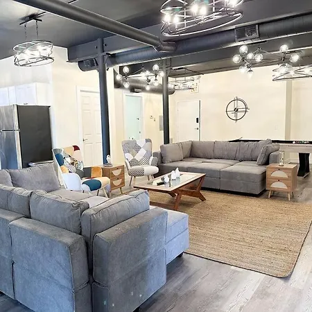Family And Group Friendly 5br Spacious Unit With Pool Table And Optional Parking Near Mccormick Place And Soldier Field Apartment