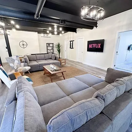 Family And Group Friendly 5br Spacious Unit With Pool Table And Optional Parking Near Mccormick Place And Soldier Field Apartment *