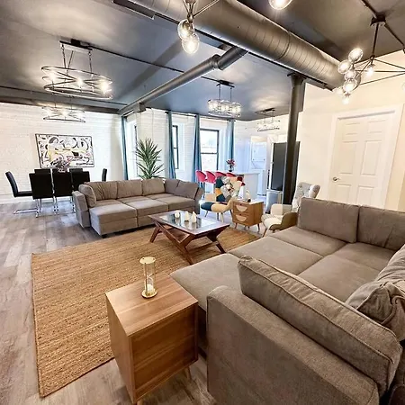 Apartment Family And Group Friendly 5br Spacious Unit With Pool Table And Optional Parking Near Mccormick Place And Soldier Field *