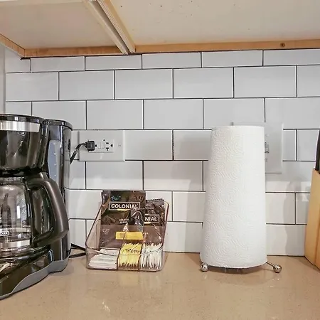 Apartment 3br Roomy & Furnished Apt With In-unit Laundry - Bstone 1 *