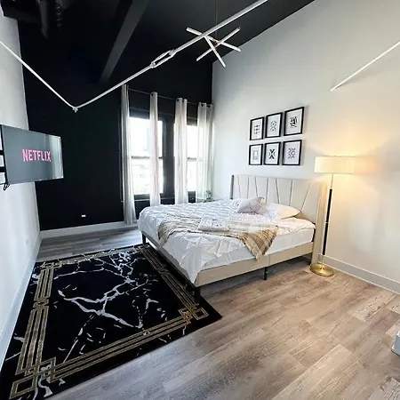 Luxury 5br Retreat Perfect For Groups With Pool Table & Optional Parking Near Mccormick Place And Soldier Field Apartment