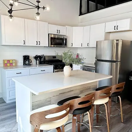 Apartment Luxury 5br Retreat Perfect For Groups With Pool Table & Optional Parking Near Mccormick Place And Soldier Field *