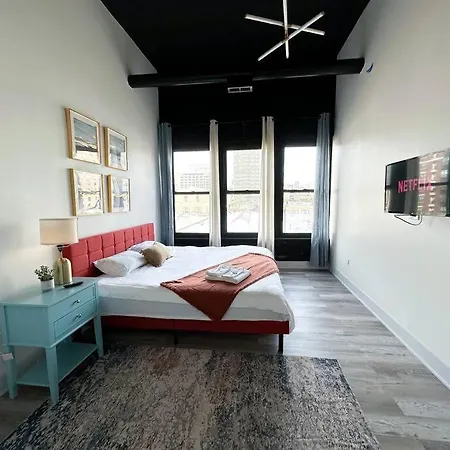 Apartment Luxury 5br Retreat Perfect For Groups With Pool Table & Optional Parking Near Mccormick Place And Soldier Field