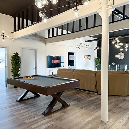 Luxury 5br Retreat Perfect For Groups With Pool Table & Optional Parking Near Mccormick Place And Soldier Field Apartment Chicago