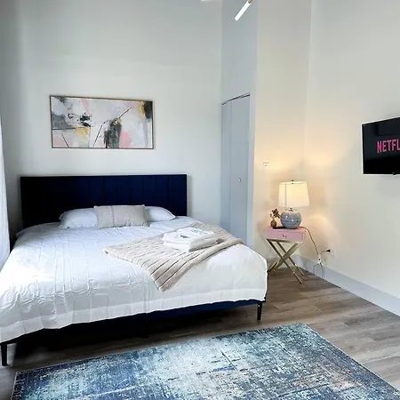 Luxury 5br Retreat Perfect For Groups With Pool Table & Optional Parking Near Mccormick Place And Soldier Field Apartment