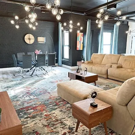 Luxury 5br Retreat Perfect For Groups With Pool Table & Optional Parking Near Mccormick Place And Soldier Field