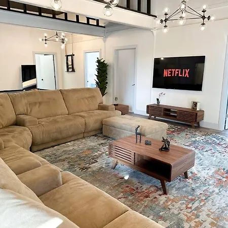Luxury 5br Retreat Perfect For Groups With Pool Table & Optional Parking Near Mccormick Place And Soldier Field Chicago