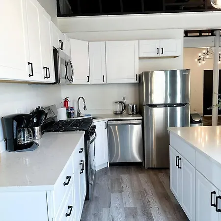 Luxury 5br Retreat Perfect For Groups With Pool Table & Optional Parking Near Mccormick Place And Soldier Field
