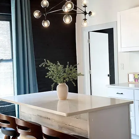 Luxury 5br Retreat Perfect For Groups With Pool Table & Optional Parking Near Mccormick Place And Soldier Field Apartment *