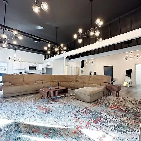 Apartment Luxury 5br Retreat Perfect For Groups With Pool Table & Optional Parking Near Mccormick Place And Soldier Field