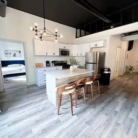 Luxury 5br Retreat Perfect For Groups With Pool Table & Optional Parking Near Mccormick Place And Soldier Field Apartment