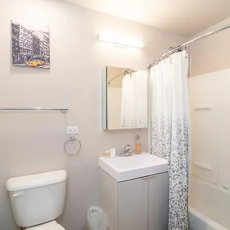 Mccormick Oasis With Balcony, Optional Parking, Patio And Gym Sleeps 6 Near Mccormick Place, Grant Park, Soldier Field & Museum Campus Apartment *
