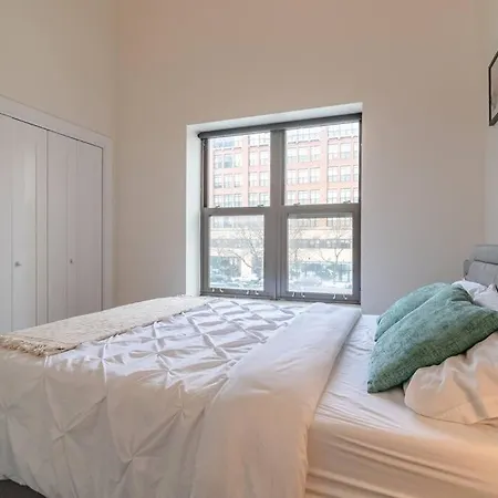 Apartment Views And Convenient 3br For Group Of 8 Guests Near Mccormick, Shedd Aquarium, Museum Campus & Navy Pier *