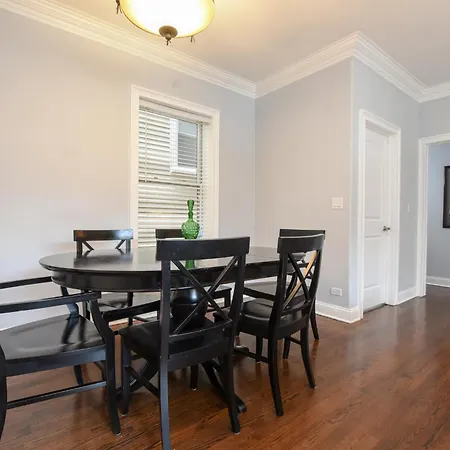 Luxury Near Wrigley, Boystown & Andersonville Apartment *