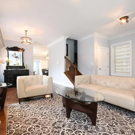 Luxury Near Wrigley, Boystown & Andersonville Apartment *