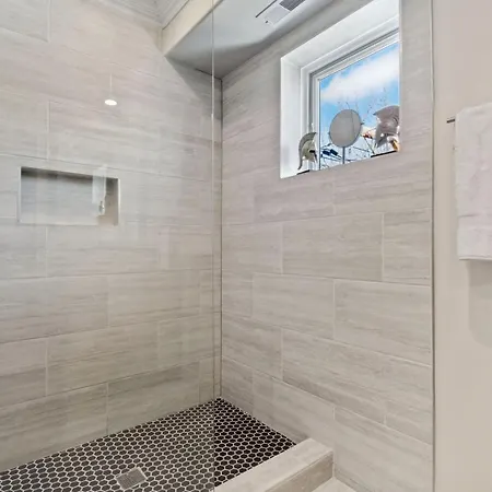 Luxury Near Wrigley, Boystown & Andersonville * Chicago