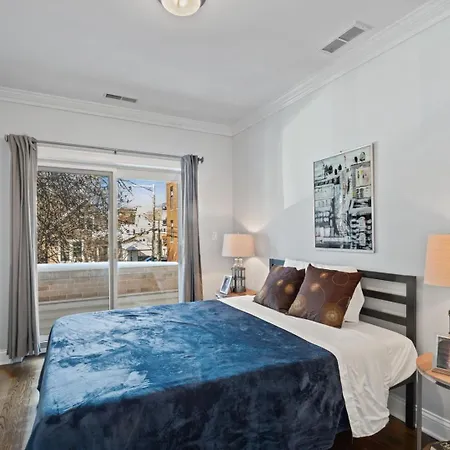 Luxury Near Wrigley, Boystown & Andersonville Apartment *