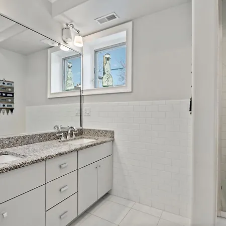 Luxury Near Wrigley, Boystown & Andersonville * Chicago