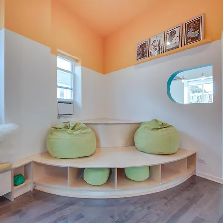 Stylish Duplex Close To Parks And Dtwn Holiday home