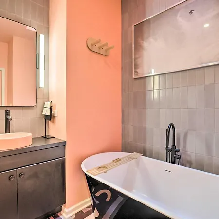 Holiday home Stylish Duplex Close To Parks And Dtwn