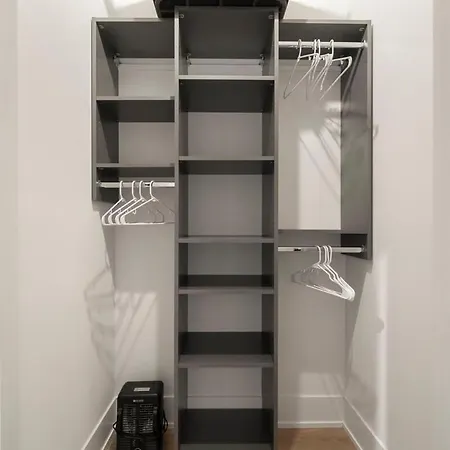 Chic River North 2br 2ba With Private Balcony