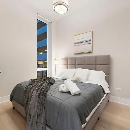 Apartment Chic River North 2br 2ba With Private Balcony *