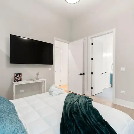 Chic River North 2br 2ba With Private Balcony Apartment Chicago