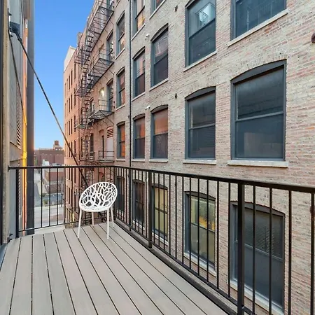 Apartment Chic River North 2br 2ba With Private Balcony *