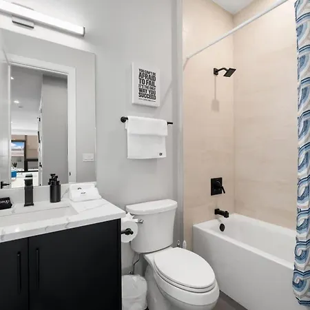 Lovely 3bed 3bath Brand New W 4 Beds & Balcony Chicago
