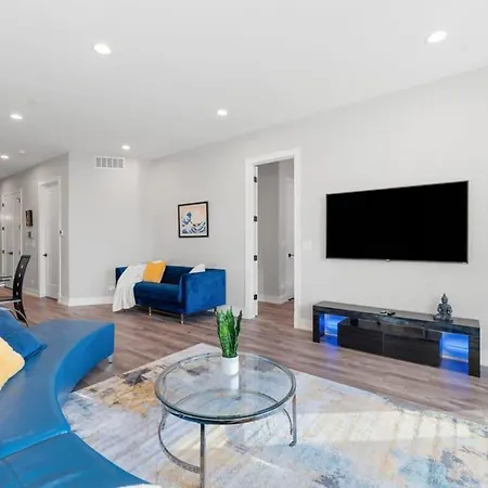 Lovely 3bed 3bath Brand New W 4 Beds & Balcony Apartment Chicago