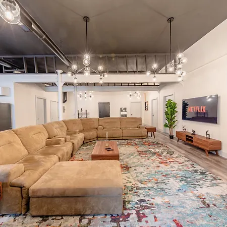 Luxury 5br Retreat Perfect For Groups With Pool Table & Optional Parking Near Mccormick Place And Soldier Field Apartment