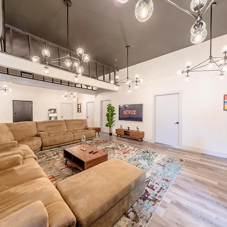 Apartment Luxury 5br Retreat Perfect For Groups With Pool Table & Optional Parking Near Mccormick Place And Soldier Field