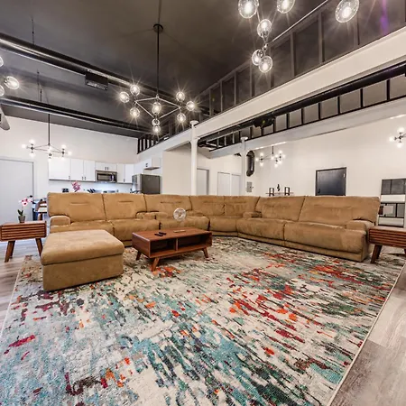 Apartment Luxury 5br Retreat Perfect For Groups With Pool Table & Optional Parking Near Mccormick Place And Soldier Field