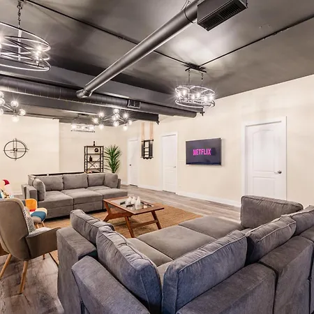 Family And Group Friendly 5br Spacious Unit With Pool Table And Optional Parking Near Mccormick Place And Soldier Field Chicago