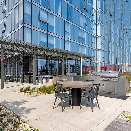 Apartment Near North 2br W Roof Gym Nr Red Line Chi-580 Chicago