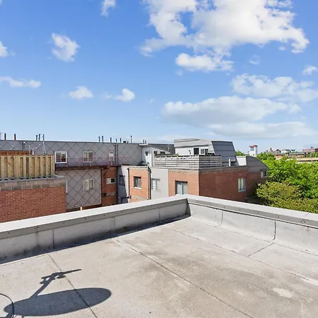 Family-friendly South Loop Escape *
