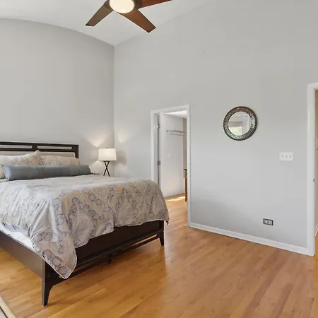 Family-friendly South Loop Escape *