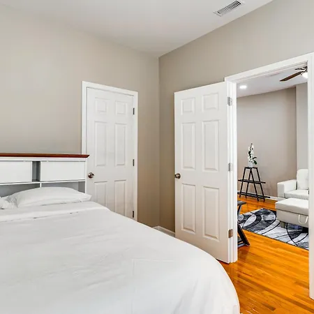 Bright Near Stadiums And Downtown Apartment Chicago