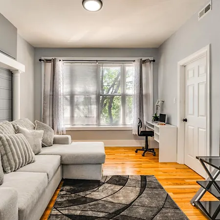 Bright Near Stadiums And Downtown Apartment Chicago