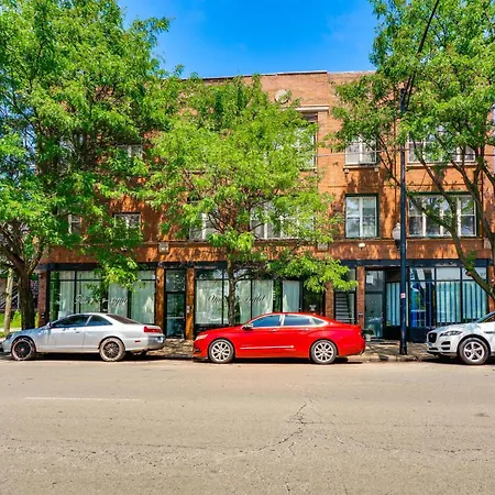 Bright Near Stadiums And Downtown Apartment