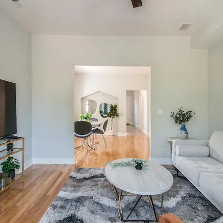 Urban 2br Apt, Near Downtown Chicago! *